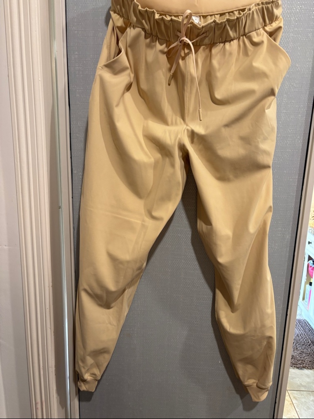 lululemon athletica Men's Drawstring Joggers in Light Beige
